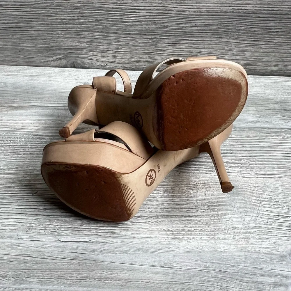 Michael Kors Gideon leather taupe beige platform strappy sandal heels size 7.5